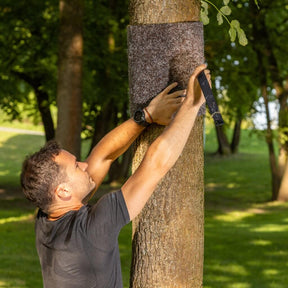 Schutzmatte und Spanngurt für Befestigung an Baum/Pfosten